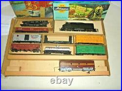 Athearn Vintage Ho Scale Train Set With Box, Figures, Ho Tracks Very Nice