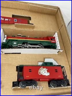 Lionel 6-21944 O27 Gauge Christmas Train Set withmusical boxcar smoke lights Rare